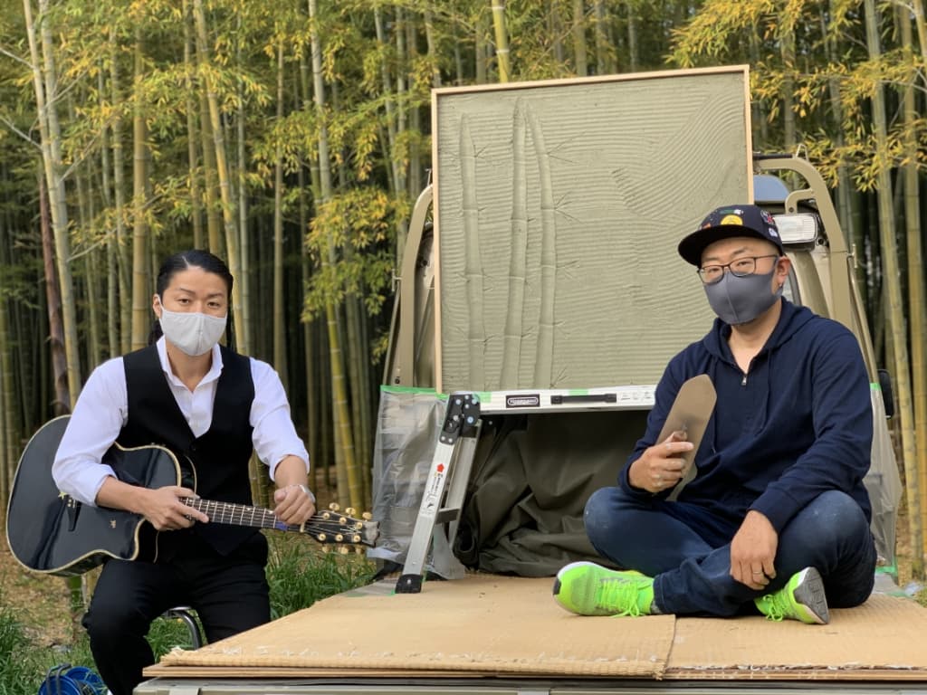 京都ぬりかべ屋三谷左官店代表　左官・三谷涼と京都で活躍するギタリスト富岡洋のツーショット